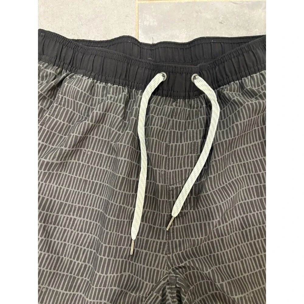 Vuori Shorts Mens L Gray Striped Kore Unlined Drawstring Running Gym v302